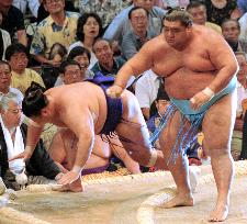 (2)Musashimaru, Kaio power on at Nagoya sumo